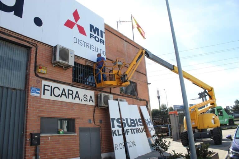 Imagen de la nueva fachada de FICARA durante el proceso de añadir el logo de Mitsubishi