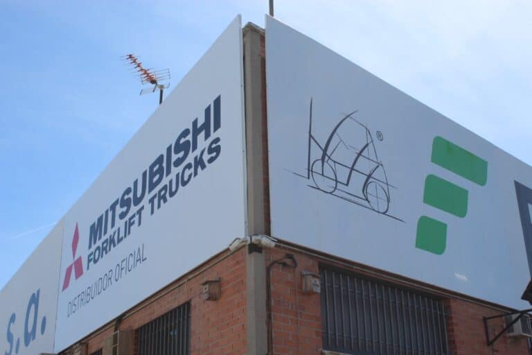 Imagen de la nueva fachada de FICARA con el logo de Mitsubishi