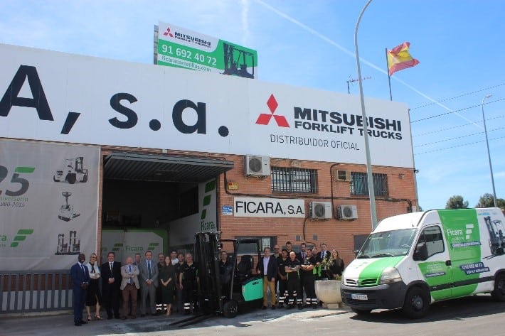 Foto de la llegada de la primera carretilla Mitsubishi a FICARA