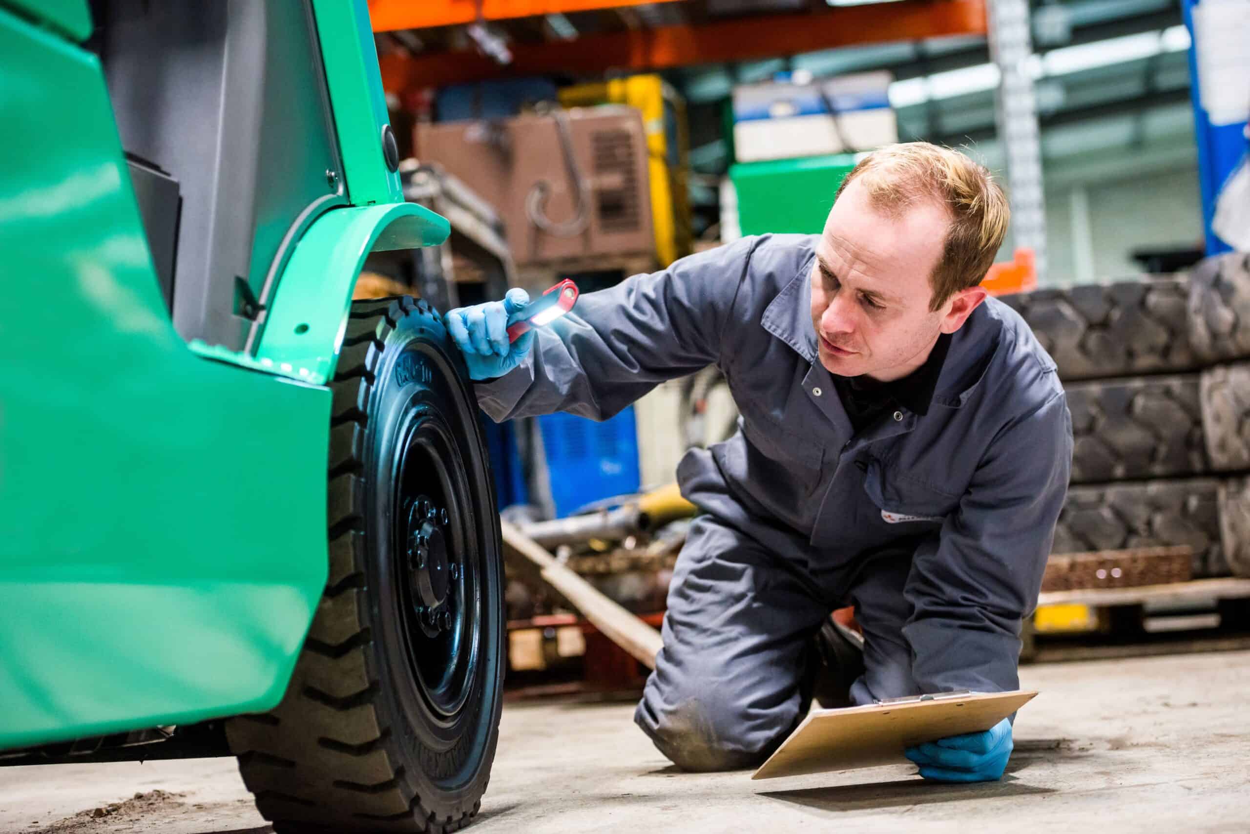 Técnico de FICARA realizando un mantenimiento a una carretilla elevadora Mitsubishi Forklift Trucks