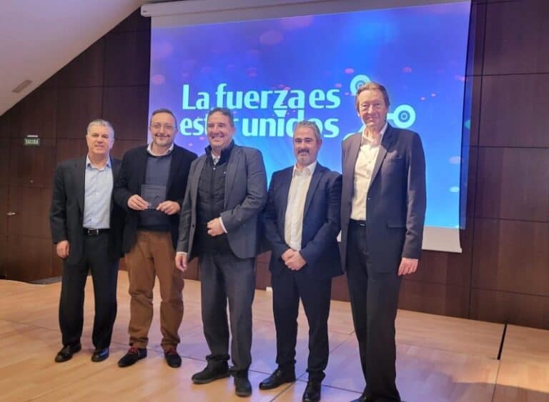 Entrega a FICARA del Premio a la Excelencia Mitsubishi Forklift Trucks